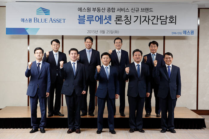 육현표 에스원 사장(앞줄 왼쪽 세번째)과 직원들이 블루에셋 발표 후 화이팅을 외치고 있다.