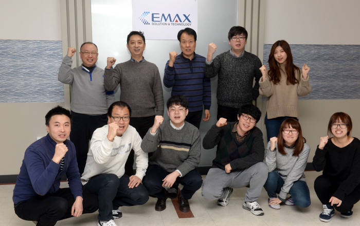 ERP 전문기업인 이맥스솔루션 직원들이 힘찬 도약을 위해 파이팅을 외치고 있다.=박지호기자 jihopress@etnews.com
