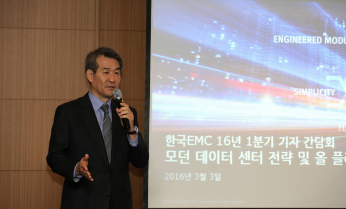 김경진 한국EMC 사장이 기자간담회에서 ‘EMC DSSD D5’를 설명하고 있다.