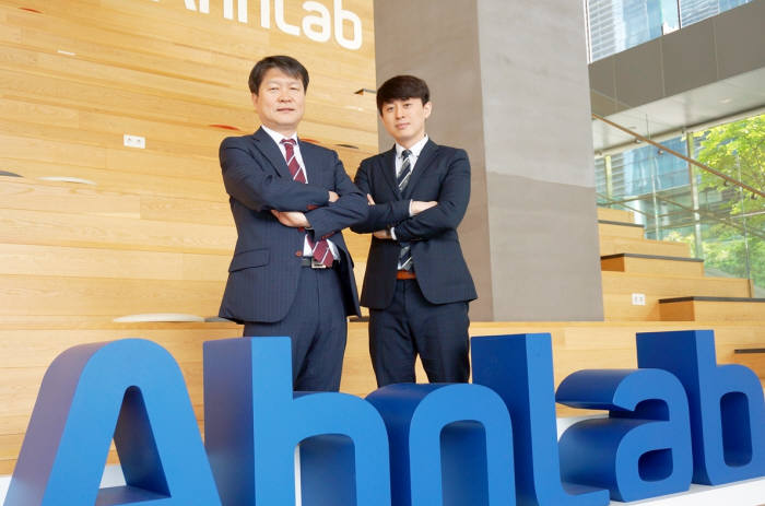 안랩 서비스 사업부를 총괄하는 방인구 상무(왼쪽)와 AWS 고객 원격보안관제를 기획한 김준호 대리.