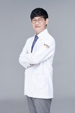 손발톱 변형 원인되는 무좀, 레이저시술로 치료 가능해