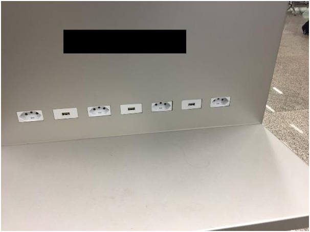 해외 한 공항에 마련된 충전 스테이션. 일반 전원 플러그와 USB 포트가 함께 마련돼 있다.(사진:카스퍼스키랩)