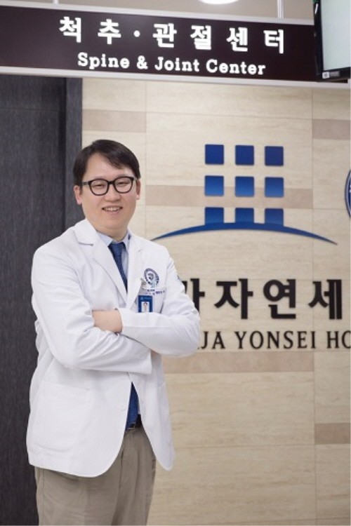 단순 허리통증이 아닌 척추관협착증, 경막외유착박리술 고려해봐야