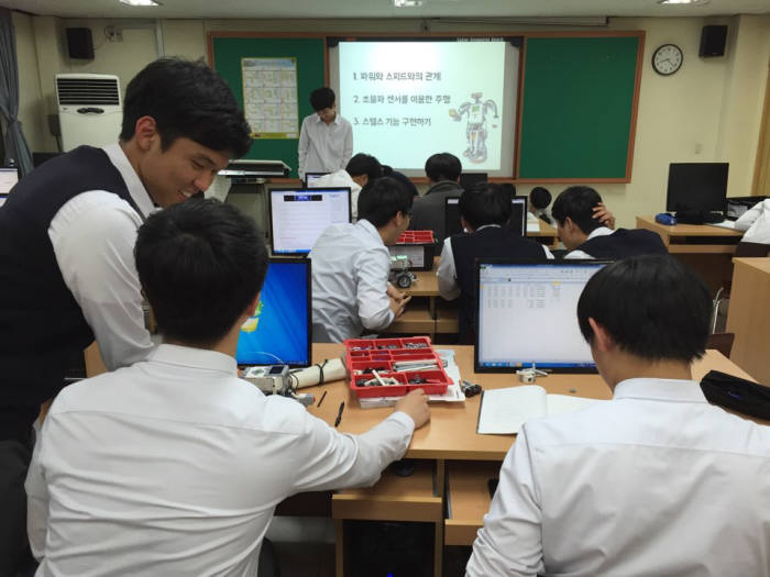 과천고 학생들이 로봇을 움직이기 위한 방법을 찾기 위해 토론하고 있다.