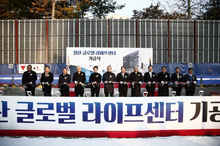 8일 고양시 장항동에서 열린 글로벌 라이프센터 기공식에서 차병원그룹 관계자가 기념사진을 촬영했다.