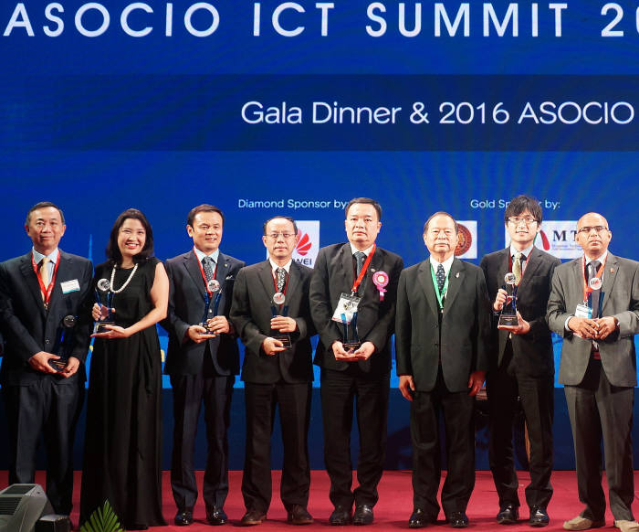 미얀마 양곤에서 개최된 `ASOCIO ICT 서밋 2016` 행사에서이중현 더존비즈온 부사장(왼쪽 세 번째)이 수상자들과 기념촬영했다. 더존비즈온 제공