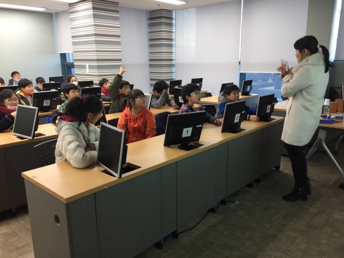 교육용 프로그래밍언어 엔트리 수업 시간이 진행됐다.