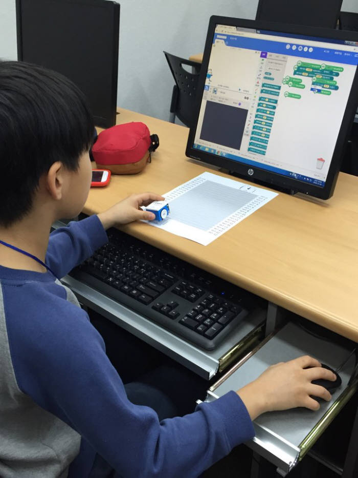심화반 학생이 직접 로봇을 움직여보고 있다.