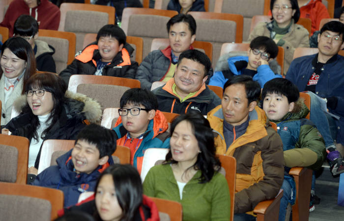 학생과 학부모가 추현진 와이즈멘토 이사 강연을 즐겁게 듣고 있다.