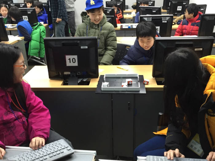 심화반 학생들이 팀을 이뤄 축구게임을 하고 있다.