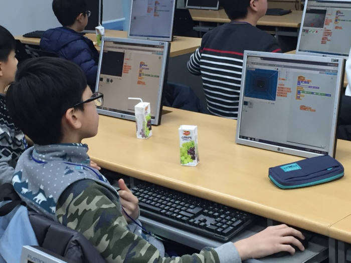 학생이 직접 스크래치를 실습해보고 있다.