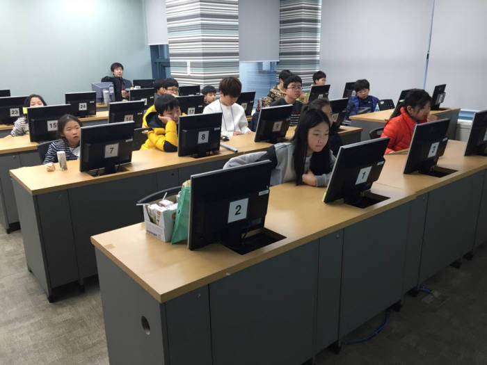 학생들이 스크래치 수업을 듣고있다.