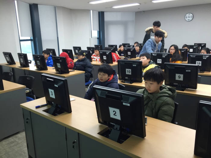 성균관대 컴퓨터교육전공 학생들이 수업 시간 보조강사로 참여해 학생들을 도와줬다.