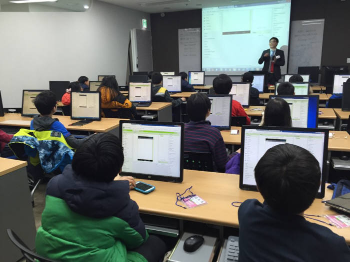 학생들이 앱인베터로 앱을 만드는 수업을 듣고 있다.
