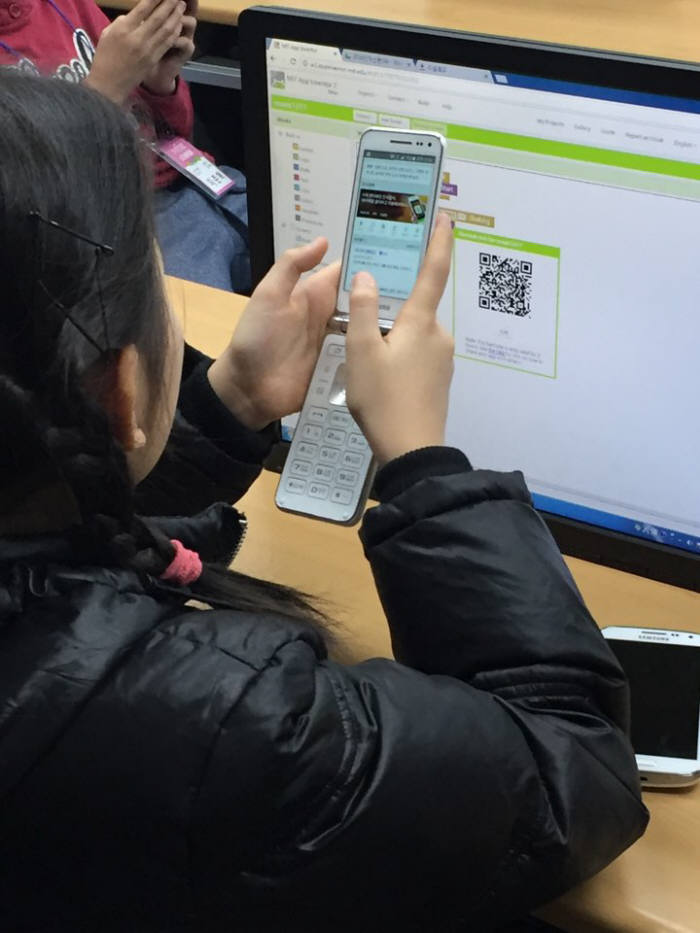 학생이 직접 만든 앱을 테스트해보고 있다.