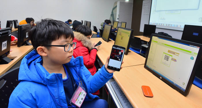 학생이 직접 만든 애플리케이션을 소개하고 있다.