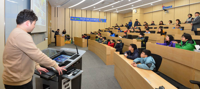 제2회 드림업 SW교육 수료식이 17일 성남시 분당구 금곡동 티맥스소프트 소강당에서 진행됐다.