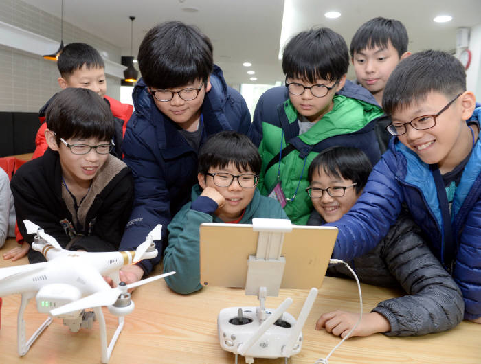 학생들이 드론 조작 화면을 보고있다.