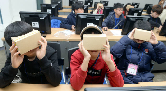 학생들이 VR기기를 직접 체험해보고 있다.