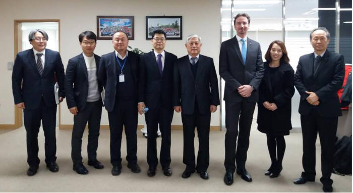 원주를 방문한 한국드레가 대표단과 원주의료기기테크노밸리 관계자가 기념촬영했다.