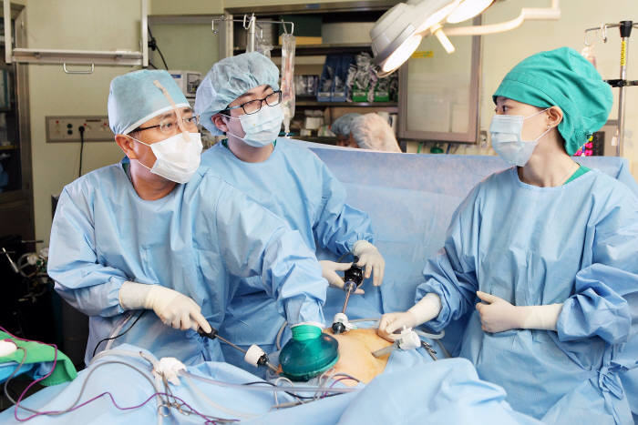 김광호 이대목동병원 위암·대장암협진센터장이 대장암 수술을 하고 있다.(자료: 이대목동병원)