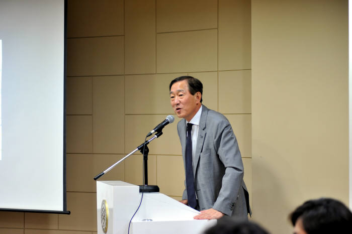 지난달 31일 서울 연세대동문회관에서 열린 기자 간담회에서 윤도흠 연세의료원장이 용인동백세브란스병원과 의료복합단지 조성에 대한 계획을 발표하고 있다.