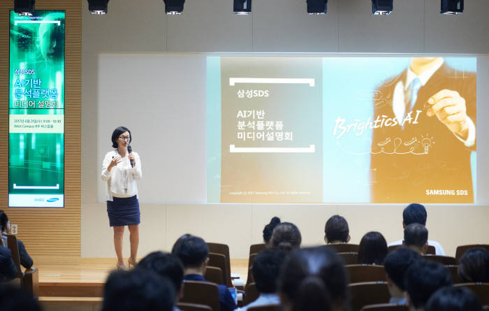 윤심 전무(연구소장)가 브라이틱스 AI를 설명하고 있다.