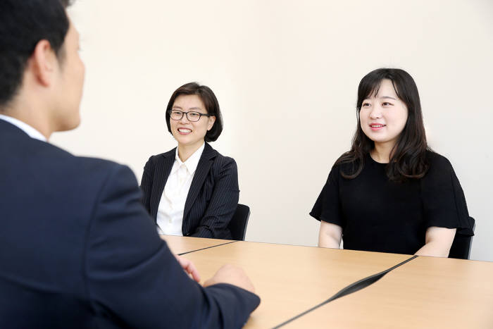 구직자가 면접관과 면접을 보고 있다.(자료: 고려대의료원)