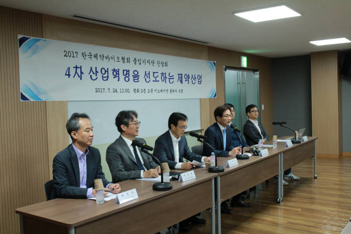 24일 서울 서초구 한국제약협회 2층 오픈이노베이션 플라자에서 열린 기자간담회에서 한국제약바이오협회 회장 및 임원진들이 의견을 밝히고 있다.