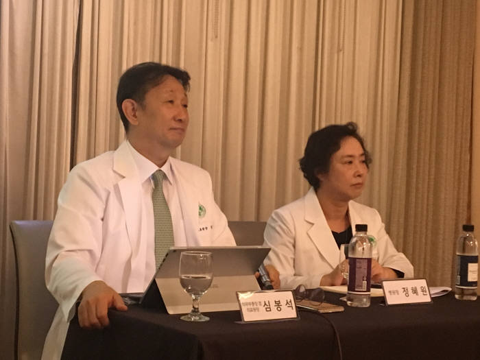 이화의료인이 13일 기자간담회를 연 가운데 심봉석(사진 왼쪽) 신임 이화의료원장과 정혜원 이대목동병원장이 이대서울병원 운영 방안에 대해 설명하고 있다.