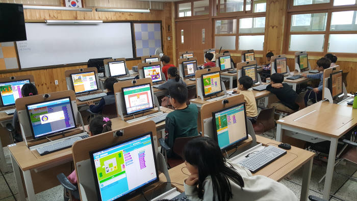 온라인 코딩파티에 참여하고 있는 한 초등학교 모습. 엔트리 제공