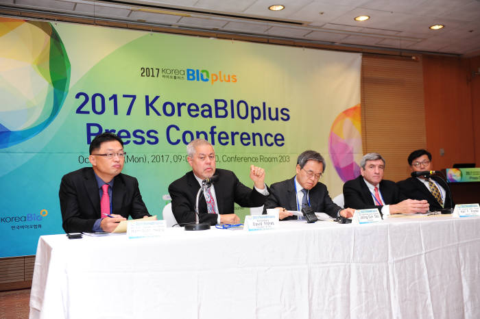23일 서울 삼성동에서 열린 '2017 코리아 바이오플러스' 기자 간담회에서 (왼쪽부터) 황만수 한국투자파트너스 상무, 데이비드 플로레스 바이오센츄리 대표, 서정선 한국바이오협회장, 칼 코스터 MIT ILP 사무총장이 글로벌 네트워크와 한국 바이오산업 발전에 대해 조언했다.
