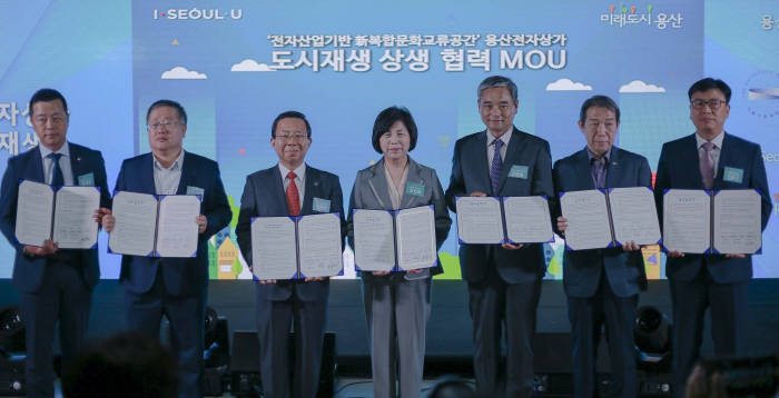 CJ올리브네트웍스와 서울시·등 관련 기관이 함께 용산전자상가 지역 일대 도시재생 활성화를 위한 업무협약(MOU)를 체결하고 관계자들이 기념촬영했다. CJ올리브네트웍스 제공