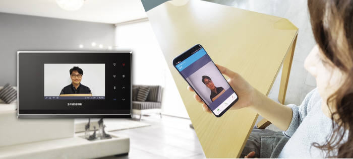 방문객이 도어벨을 누르자 삼성SDS 스마트 월패드와 연동된 스마트폰으로 자동 연결되어 영상 통화하는 모습. 삼성SDS 제공