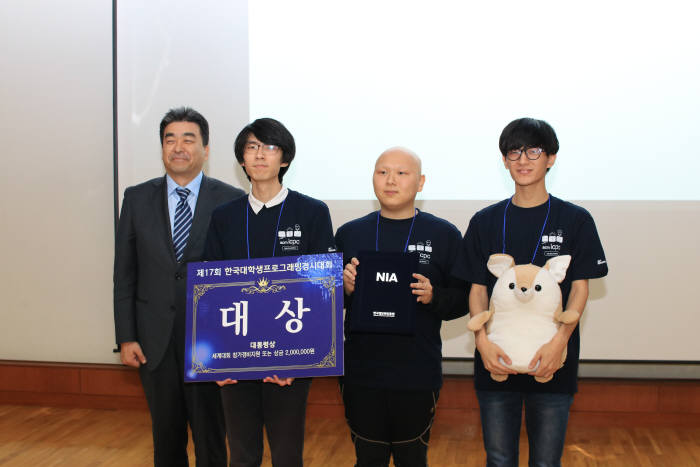 1위를 차지해 대상(대통령상)을 수상한 서울대팀 박범수, 박성관 박상수 학생(왼쪽 두번째부터)
