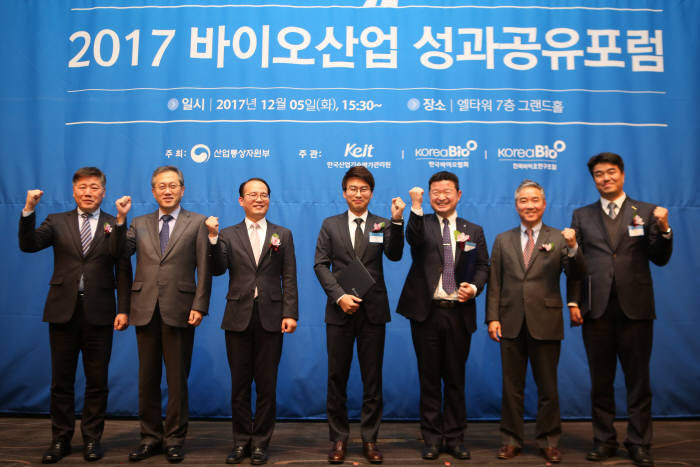 5일 서울 엘타워에서 열린 '2017 바이오산업 성과고유 포럼'에서 수상자가 기념촬영했다.
