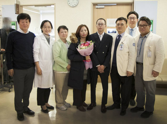 서울성모병원 의료진이 7000번째 조혈모세포이식자와 기념촬영했다.