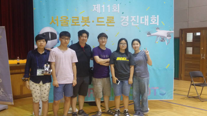 충암중학교 학생들이 서울 로봇 드론 경진대회에서 참여하고 기념촬영을 하고 있다.