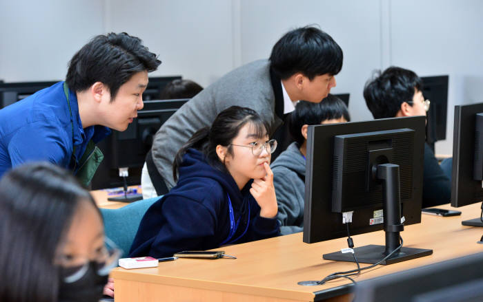 지난해 전자신문이 주최한 드림업 브이월드 공간정보 아카데미에 참여한 학생과 교사가 SW가 설치된 모니터를 바라보고 있다. 전자신문DB