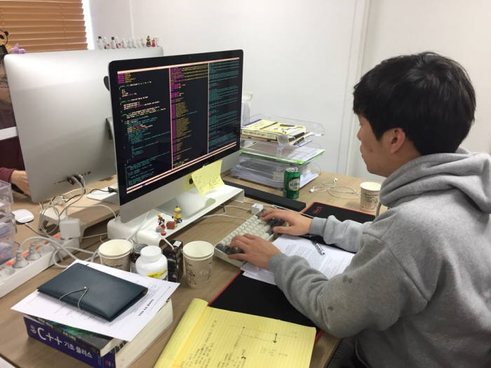 뷰노코리아 관계자가 AI 진단지원 솔루션 개발을 하고 있다.