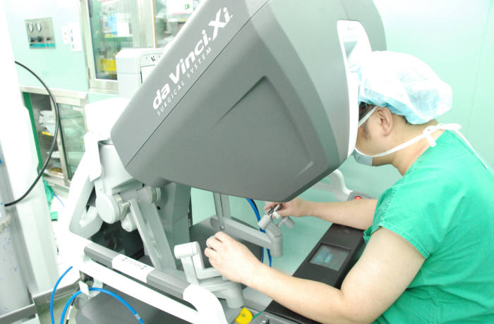 한림대춘천성심병원 의료진이 다빈치Xi를 이용해 로봇수술을 하고 있다.