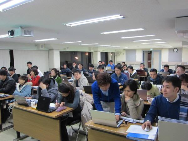 한국정보의학인증 관리위원회가 주관하는 정보의학 인증의 교육 프로그램에서 전국 각지에서 모인 전문의들이 빅데이터 교육을 받고 있다.