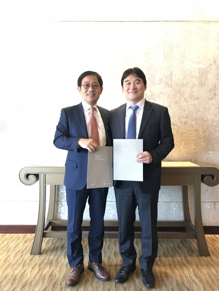 유태준 마인즈랩 대표(오른쪽)와 이한목 PwC컨설팅 대표가 양해각서(MOU)를 체결하고 기념촬영했다. 마인즈랩 제공