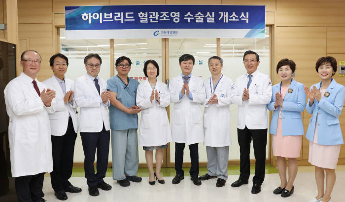 하이브리드 수술실 개소식에서 가천대 길병원 의료진이 기념촬영했다.