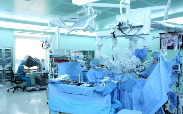 서울성모병원 의료진이 4세대 다빈치 Xi 로봇수술기를 이용해 환자를 수술하고 있다.