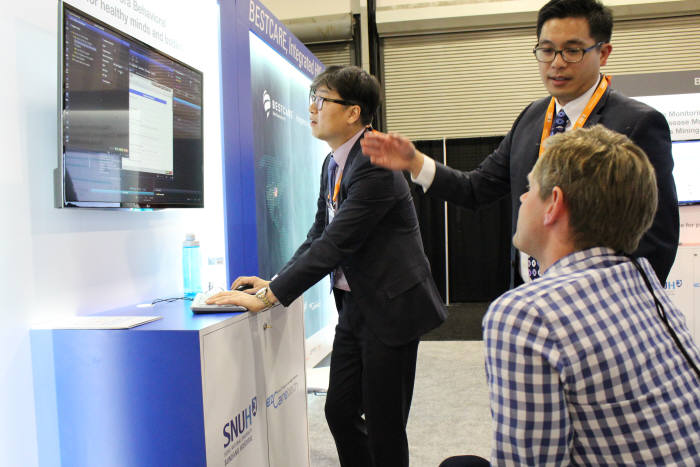 지난 3월 미국 라스베이거스에서 열린 'HIMSS 2018' 이지케어텍 부스에서 회사 관계자가 방문객에서 베스트케어 2.0에 대해 설명하고 있다.