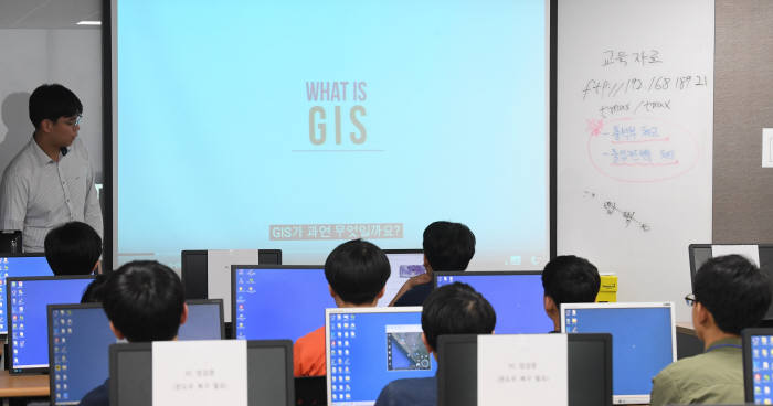 '제3회 드림업 브이월드 공간정보 아카데미'가 19일 서울 강남구 티맥스소프트 교육센터에서 열렸다. 브이월드 지도 서비스 실습, 커뮤니티 맵 만들기 교육에 참석한 학생들이 브이를 그리며 기념촬영을 했다. 학생들이 공간정보 강의에 집중하고 있다. 이동근기자 foto@etnews.com