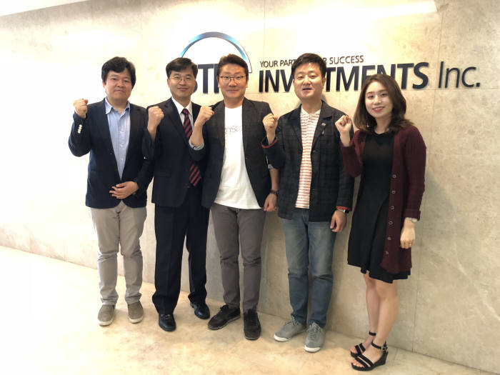 유창훈 대표(왼쪽 세번재)와 이준호 대표 등 스틱인베스트먼트 관계자와 함께 파이팅을 외치고 있다.