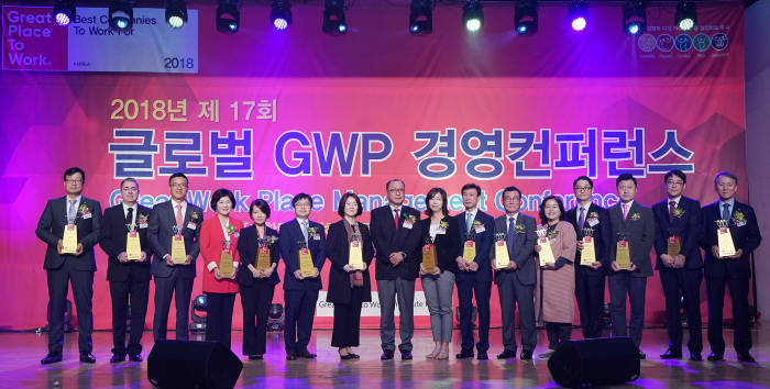2018 대한민국 일하기 좋은 100대 기업 시상식에서 신은영 SAP코리아 부사장(왼쪽 다섯 번째) 등 대상 수상자들이 기념촬영했다.