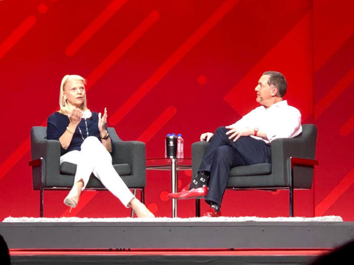 지니 로메티 IBM 최고경영자(CEO, 왼쪽)가 지난달 미국 보스턴에서 열린 레드햇 서밋 2019 기조연설에 참석해 레드햇과 협업 등을 이야기하고 있다. 레드햇 제공